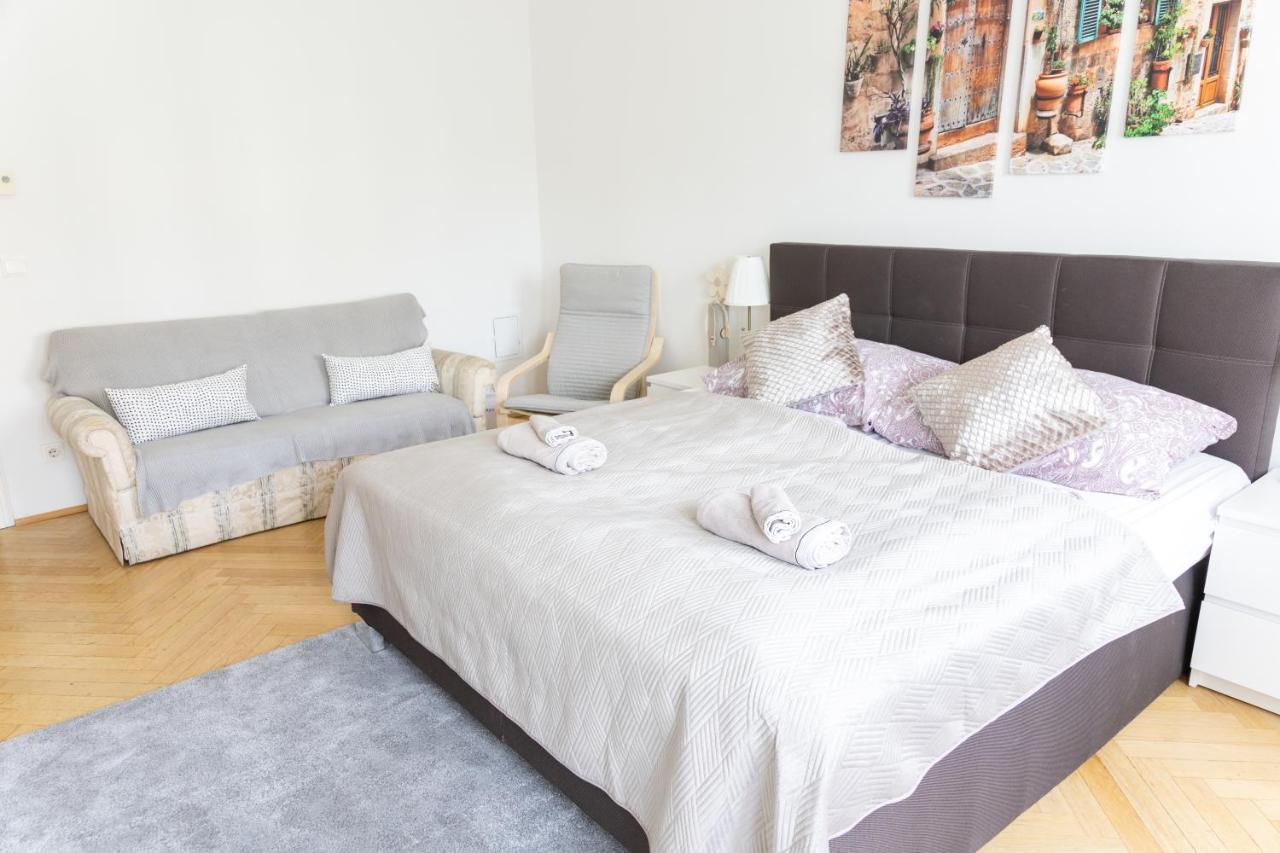 Moonlight Apartment With Porch Near Schoenbrunn And Westbahnhof Виена Екстериор снимка